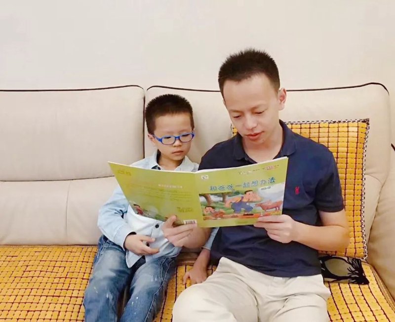 亲子共读乐翻天:构建家庭幸福时光